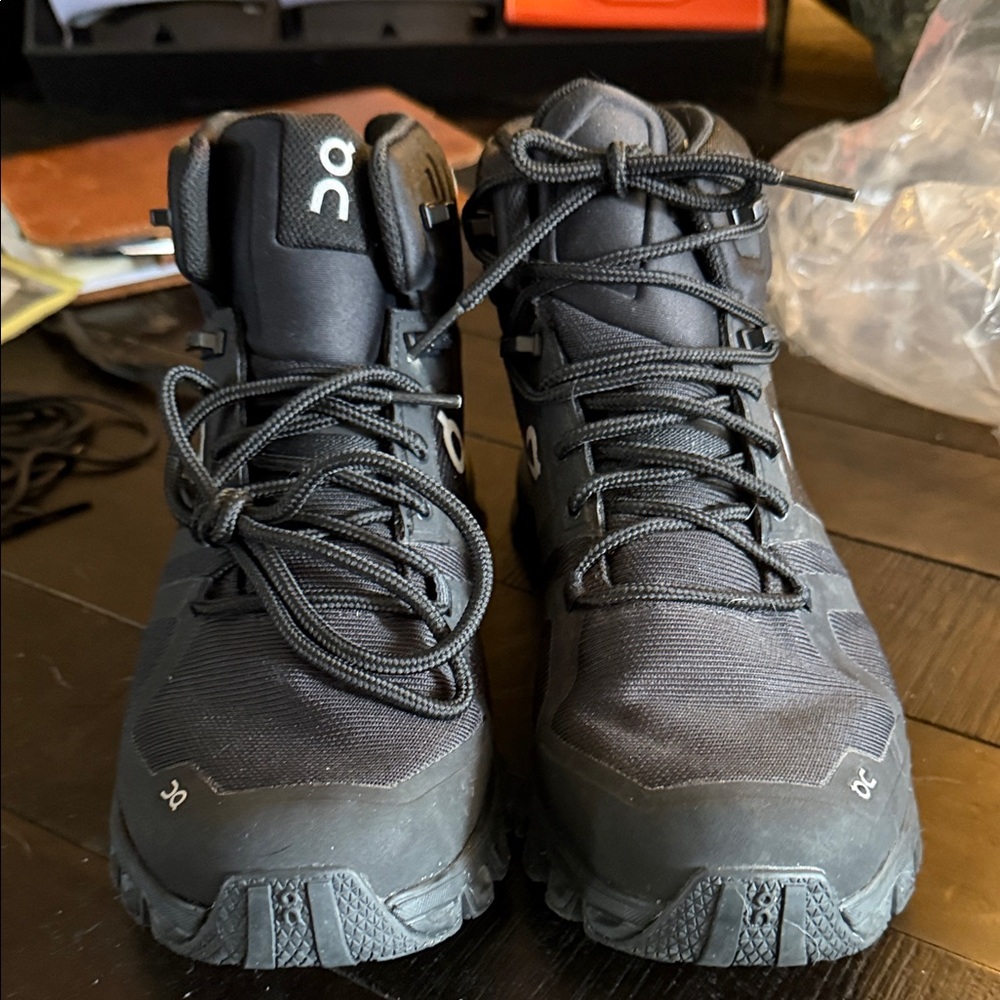 ON CLOUDROCK Running women’s 7.5  Black Athletic Shoes